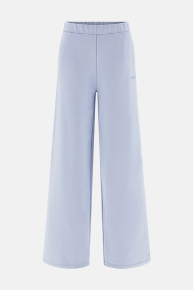 Jogging bleu de Guess, coupe ample et confortable, sur un fond neutre.
