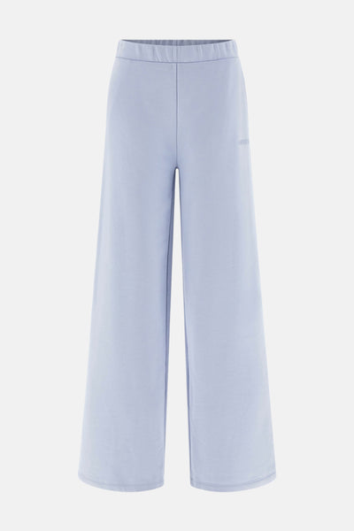 Jogging bleu de Guess, coupe ample et confortable, sur un fond neutre.
