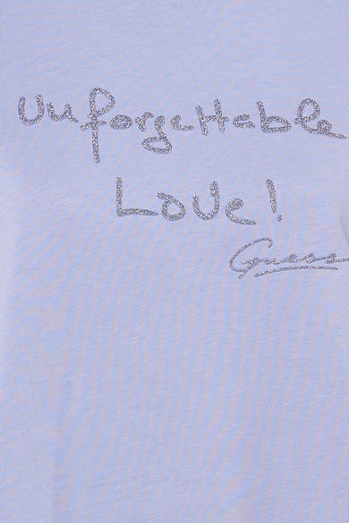 Blauw T-shirt met korte mouwen van Guess met glinsterende opschrift "Unforgettable Love!" en handgeschreven handtekening.