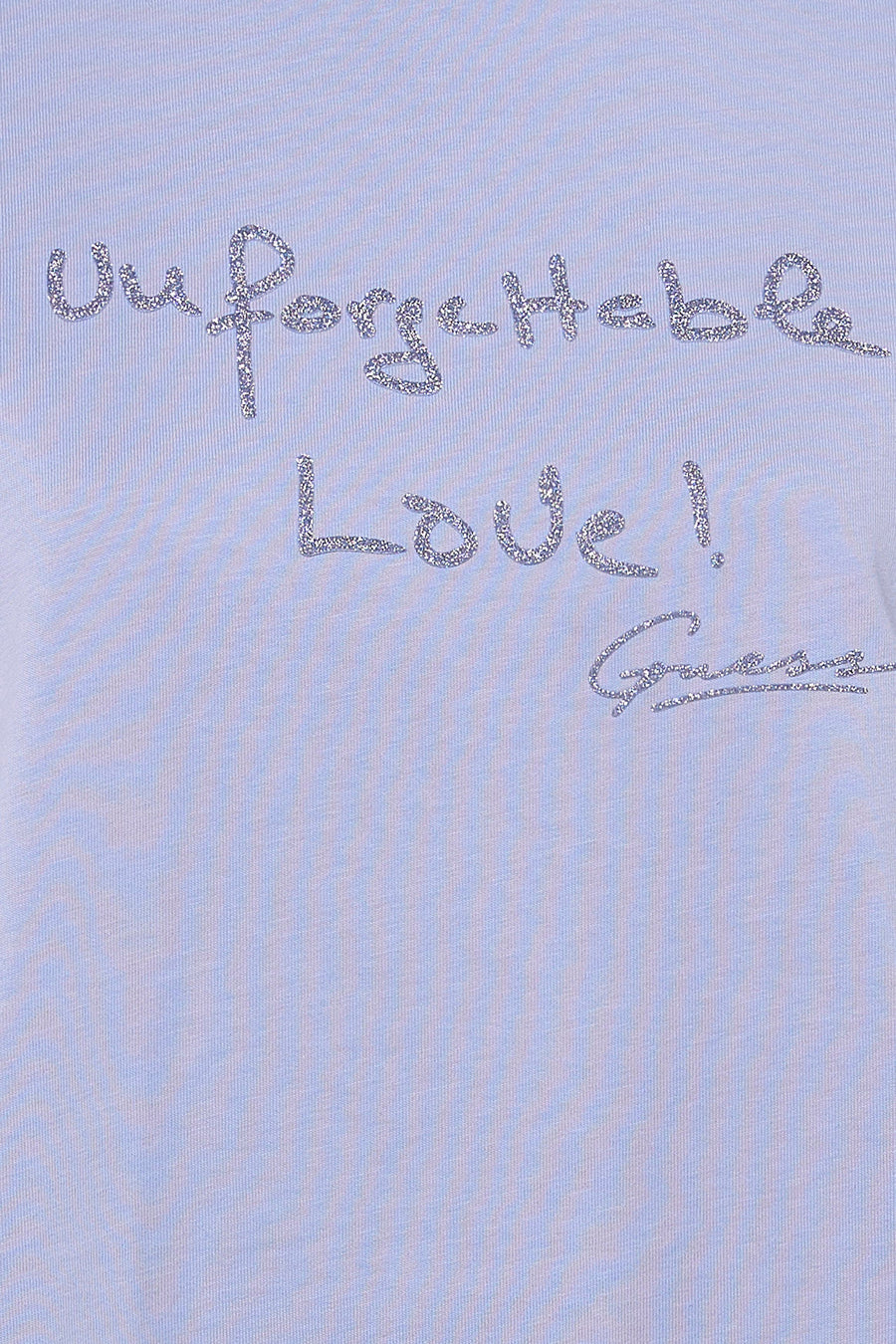 Blauw T-shirt met korte mouwen van Guess met glinsterende opschrift "Unforgettable Love!" en handgeschreven handtekening.