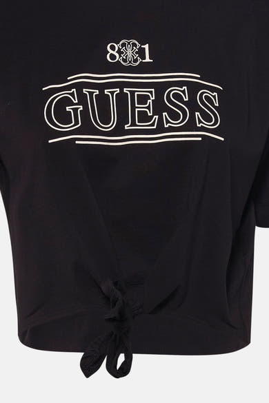 Zwart T-shirt met korte mouwen van Guess met gecentreerd logo en knoopdetail aan de onderkant.