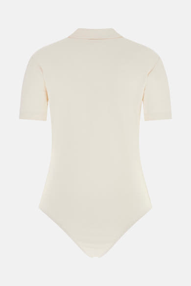 T-shirt écru à manches courtes de Guess, coupe ajustée avec col polo, vue de dos.
