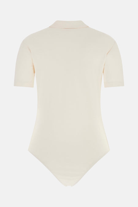T-shirt écru à manches courtes de Guess, coupe ajustée avec col polo, vue de dos.
