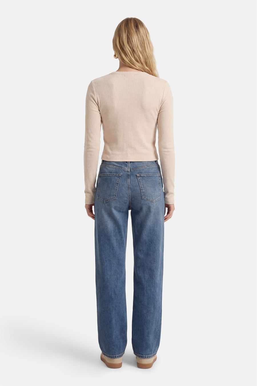 Ecru T-shirt met korte mouwen van Guess, gedragen met een wijde blauwe jeans en beige platte schoenen, achterzicht.