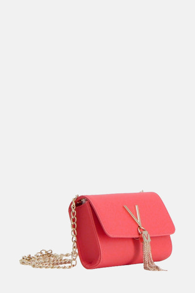 Roze schoudertas van VALENTINO BAGS met een gouden ketting en een decoratieve gouden kwast.
