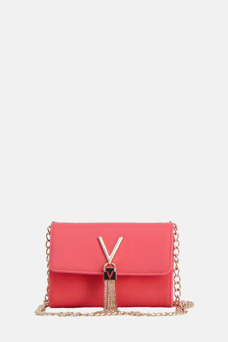 Roze schoudertas van Valentino Bags met gouden details en decoratieve ketting.