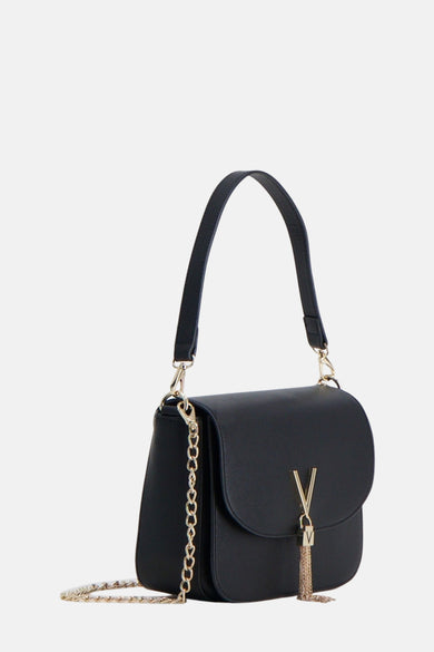Zwarte VALENTINO BAGS schoudertas met een gouden kettingriem en een gouden V-ornament.