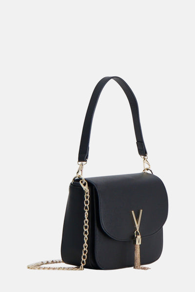 Zwarte VALENTINO BAGS schoudertas met een gouden kettingriem en een gouden V-ornament.