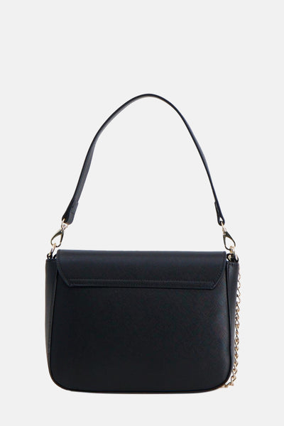 Zwarte VALENTINO BAGS schoudertas met gouden ketting, gedragen met een blauwe jeans en een wit T-shirt.