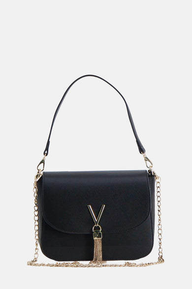 Zwarte schoudertas van VALENTINO BAGS met decoratieve gouden ketting en gouden V-hanger.