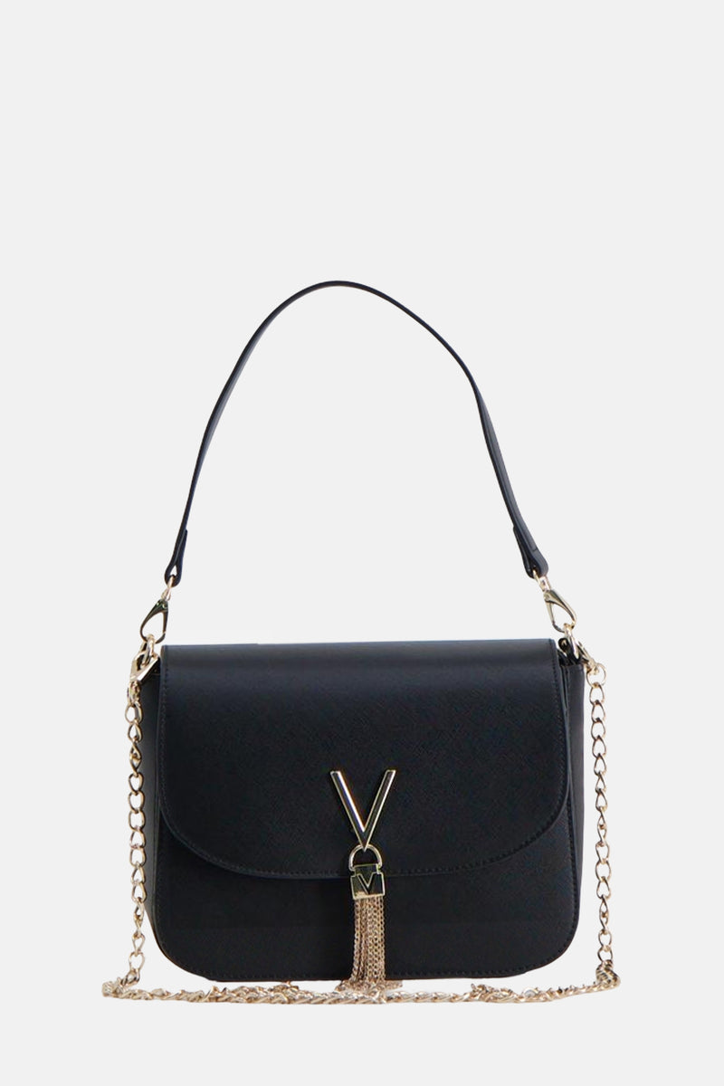 Zwarte schoudertas van VALENTINO BAGS met decoratieve gouden ketting en gouden V-hanger.