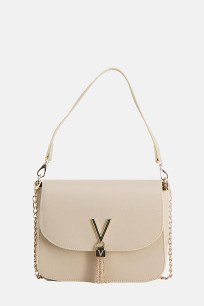 Sac à bandoulière écru de VALENTINO BAGS, avec une bandoulière et une chaîne dorées et un ornement décoratif en forme de V.
