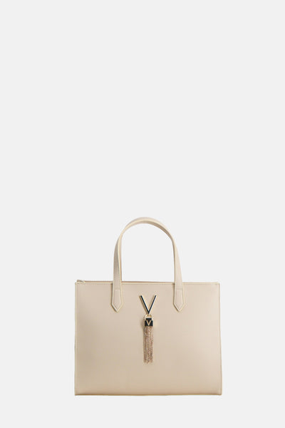 Sac à main beige de VALENTINO BAGS, avec des détails dorés et un pendentif en chaîne dorée.