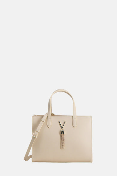 Beige handtas van VALENTINO BAGS met schouderriem, handvat en goudkleurige metalen versiering.