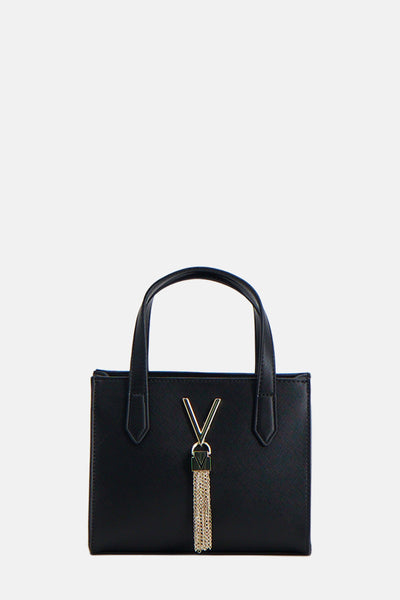 Zwarte VALENTINO BAGS schoudertas met gouden V-logo en decoratieve ketting.