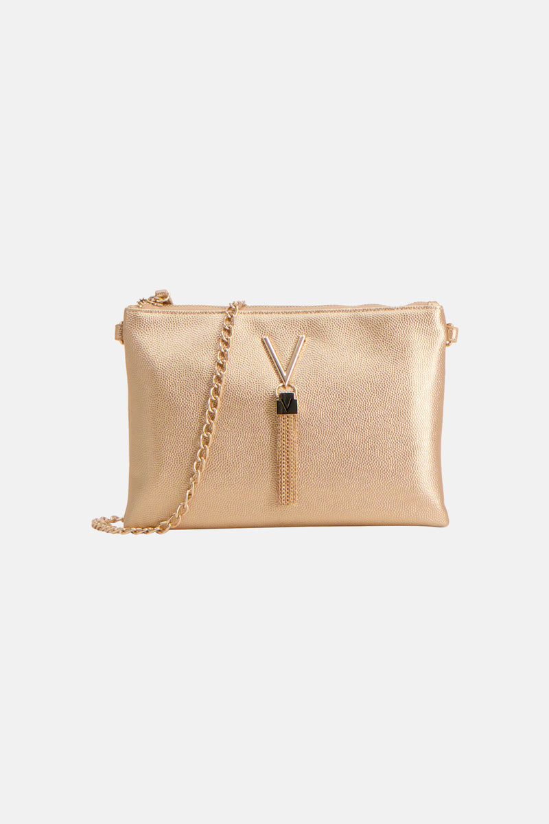 Sac à bandoulière doré par Valentino Bags, avec une chaîne dorée et un détail de pompon décoratif.
