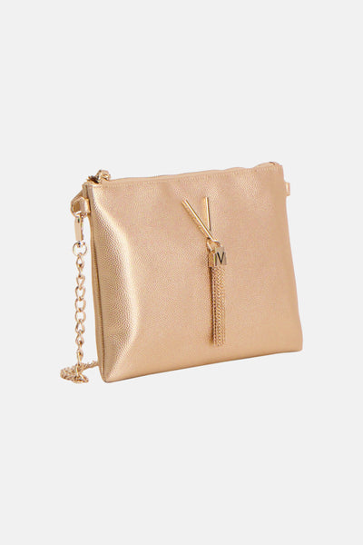 Sac à bandoulière doré de VALENTINO BAGS avec une chaîne et un détail de gland décoratif.
