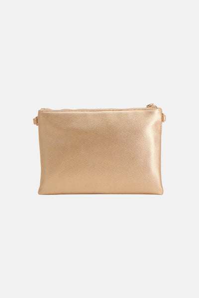 Sac à bandoulière doré par VALENTINO BAGS, avec une texture grainée et une fermeture éclair sur le dessus.