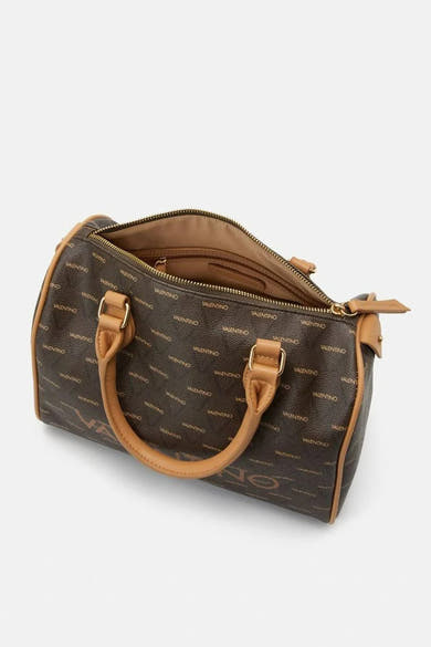Sac à main marron imprimé de logos, par VALENTINO BAGS, avec des finitions camel et une fermeture éclair ouverte.
