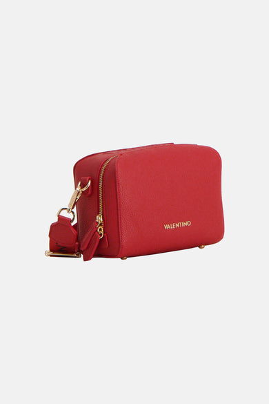 Sac à bandoulière rouge par Valentino Bags, avec fermeture à glissière dorée et bandoulière ajustable.