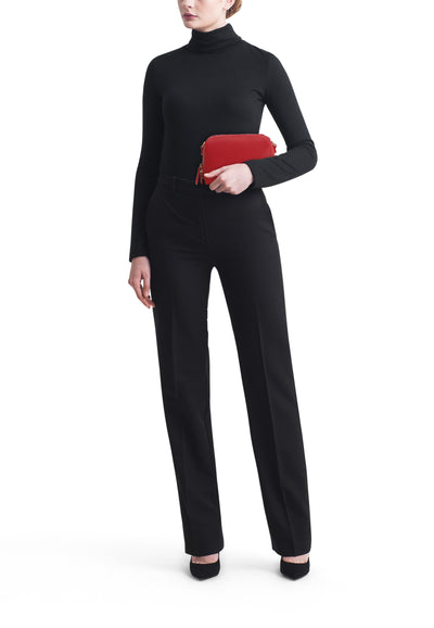 Rode schoudertas van VALENTINO BAGS, gedragen met een zwarte coltrui en een zwarte broek met hoge taille.