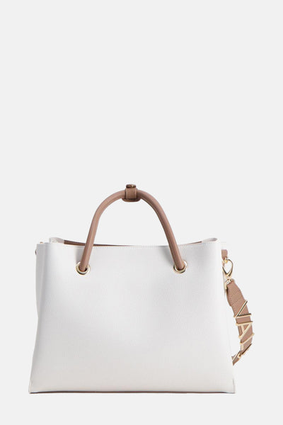 Witte handtas van VALENTINO BAGS met lichtbruine handvatten en een schouderriem versierd met gouden letters.