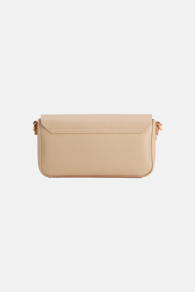 Sac à bandoulière écru de VALENTINO BAGS, avec une texture grainée et des détails dorés.
