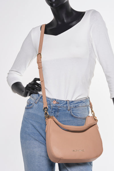 Beige handtas van imitatieleer van VALENTINO BAGS, crossbody gedragen met een bijpassende schouderriem, op een paspop met een blauwe jeans en een wit T-shirt.