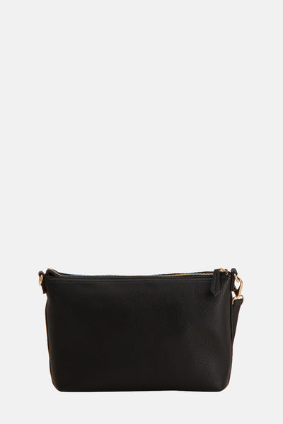 Zwarte schoudertas van VALENTINO BAGS, met een generfde textuur en een gouden ritssluiting.