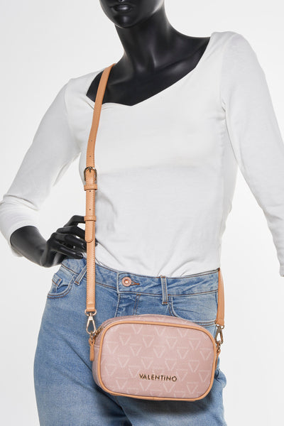 Sac à bandoulière beige de VALENTINO BAGS, porté sur le corps, avec motif logo en ton sur ton et bandoulière réglable.