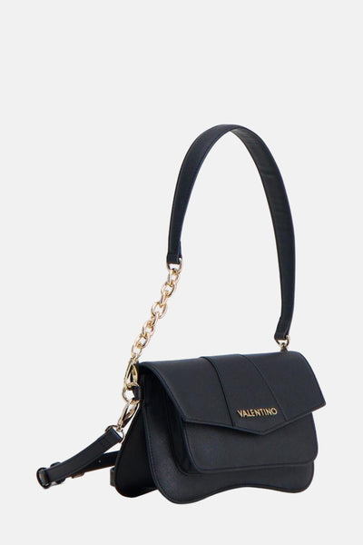 Zwarte schoudertas van VALENTINO BAGS met een gouden kettingriem en een overslagsluiting.