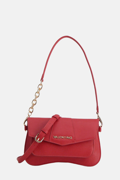 Sac à bandoulière rouge de Valentino Bags avec une bandoulière chaîne dorée et une boucle de fermeture distinctive.
