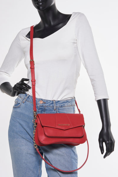 Sac à bandoulière rouge de VALENTINO BAGS, porté avec des jeans et un haut blanc à manches longues sur un mannequin noir.