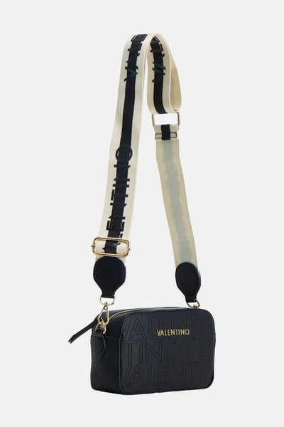 Sac bandoulière noir de VALENTINO BAGS avec logo en relief et bandoulière à rayures contrastantes.