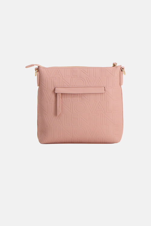 Sac à bandoulière rose de VALENTINO BAGS avec motif de lettres en relief sur toute la surface.