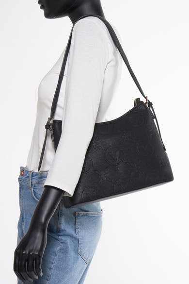 Zwarte schoudertas van Valentino Bags, met reliëf logo patroon, gedragen met een spijkerbroek en een wit T-shirt.
