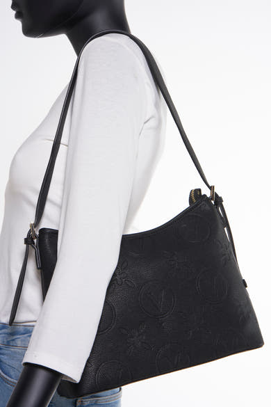 Zwarte VALENTINO BAGS schoudertas met toon-op-toon patroon, gedragen over de schouder door een model.