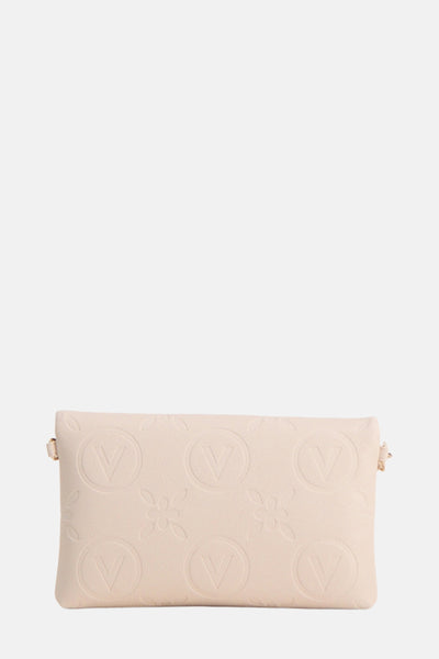 Ecru schoudertas van VALENTINO BAGS, met herhaald toon-op-toon patroon en gouden metalen details.