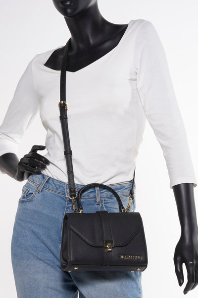 Zwarte Valentino Bags schoudertas van leer, gedragen door een model met een witte top en een spijkerbroek.