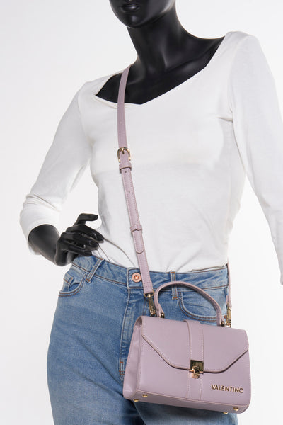 Paarse schoudertas van VALENTINO BAGS gedragen met een spijkerbroek en een wit T-shirt.