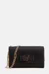 Sac à bandoulière noir par Valentino Bags avec chaîne dorée et logo en V décoratif.