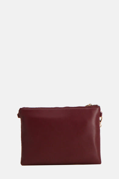 Sac à bandoulière bordeaux par VALENTINO BAGS, avec une fermeture éclair dorée et une bandoulière chaîne.