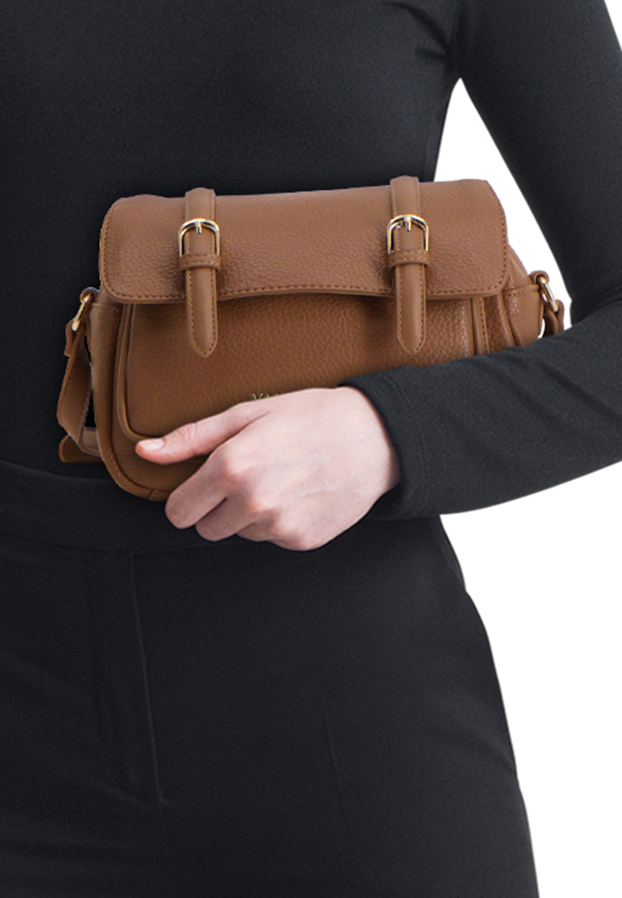 Bruine schoudertas van VALENTINO BAGS, gedragen met een zwarte trui en broek.