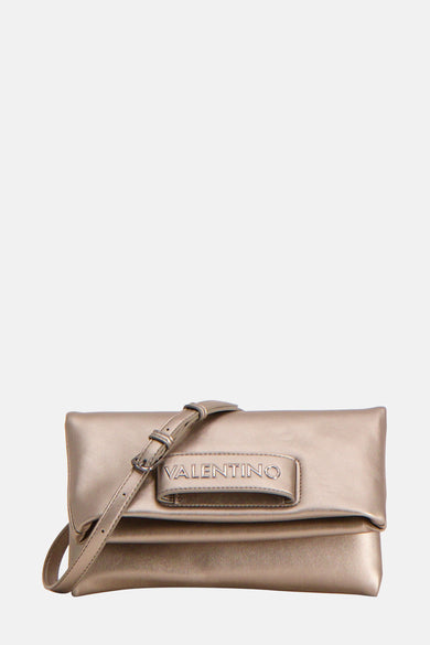 Grijze schoudertas van VALENTINO BAGS, in de hand gedragen, met een zwarte outfit.