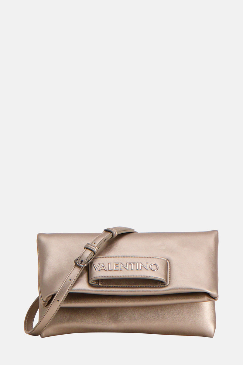Grijze schoudertas van VALENTINO BAGS, in de hand gedragen, met een zwarte outfit.