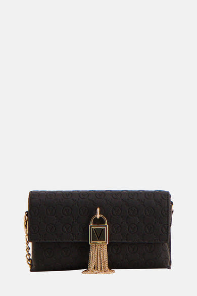 Zwarte schoudertas van VALENTINO BAGS, met reliëf logo patroon en decoratieve gouden ketting.