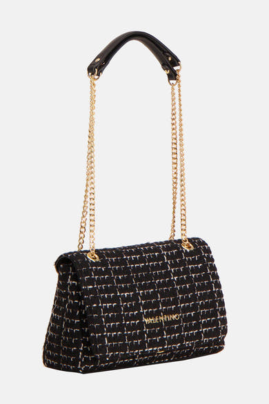 Zwarte schoudertas van VALENTINO BAGS in geruit textiel, met een gouden kettingriem en een handvat van lakleer.