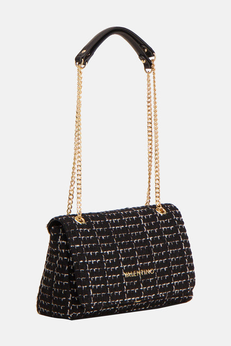 Zwarte schoudertas van VALENTINO BAGS in geruit textiel, met een gouden kettingriem en een handvat van lakleer.