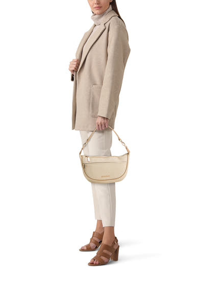 Ecru schoudertas van VALENTINO BAGS, met ritssluiting en voorvak, gedragen met een beige jas en bruine hakken.