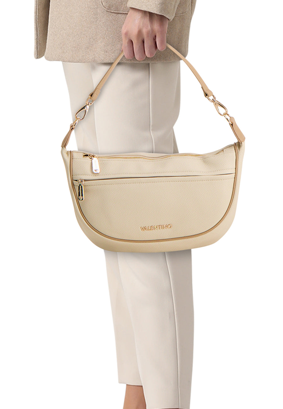 Ecru schoudertas van VALENTINO BAGS, met ritssluiting, gedragen over de schouder door een persoon gekleed in een beige pak.